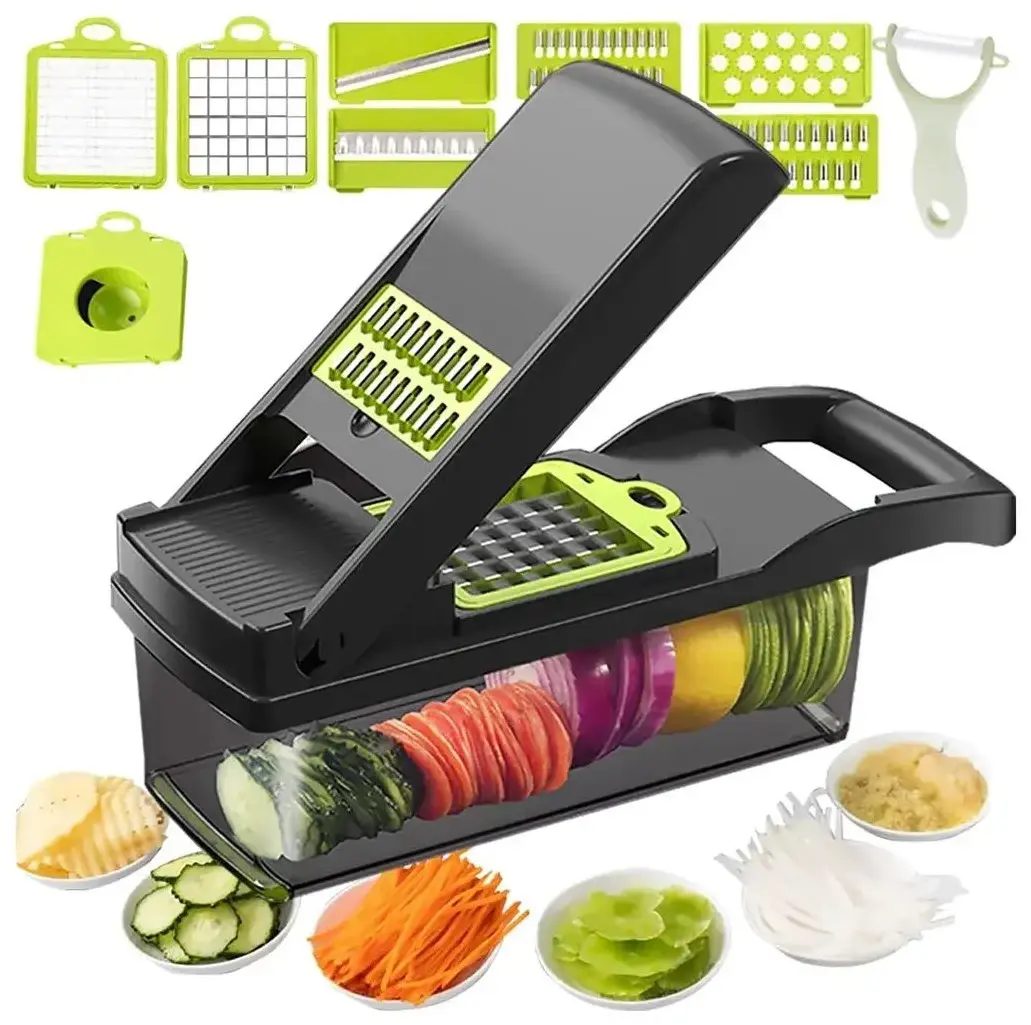 Mandolina multifunción negra con sus cuchillas intercambiables, el recipiente recolector lleno de verduras cortadas y platos con rodajas, juliana y rallado alrededor
