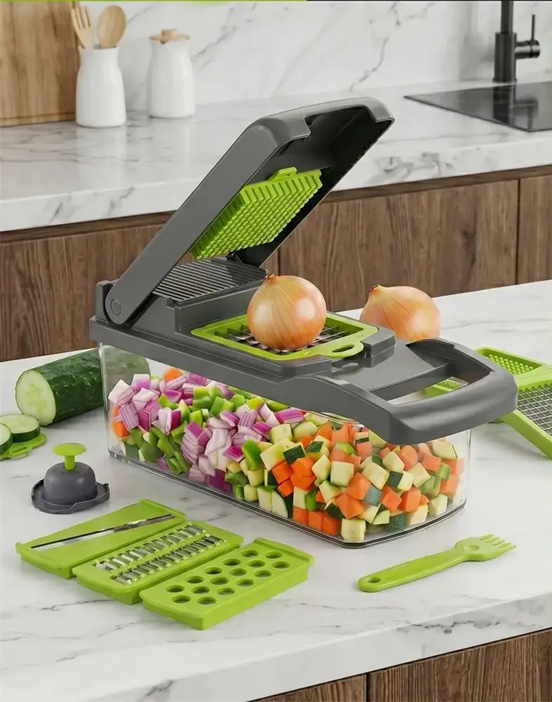La mandolina sobre la mesada con verduras en cubos