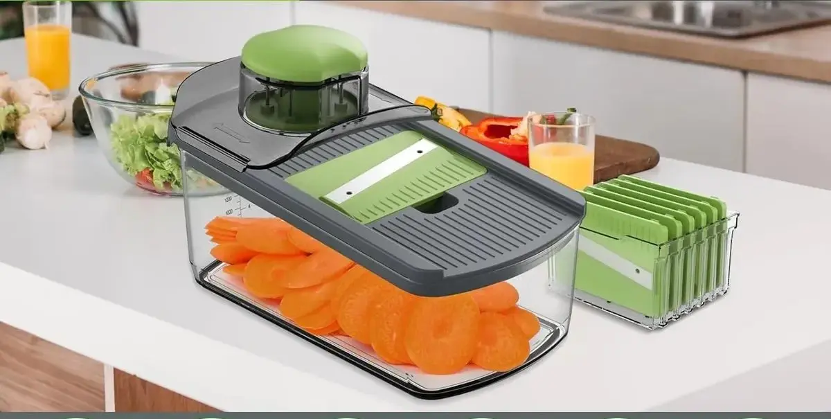 La mandolina apoyada en la mesada de una cocina